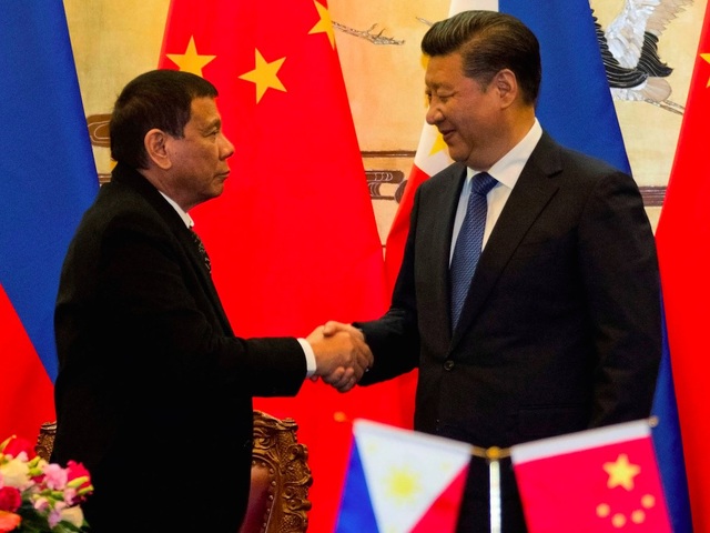 Nhật Bản muốn “giữ chân” Philippines trong vấn đề Biển Đông - 2 Nhật Bản đang theo dõi chặt chẽ các diễn biến trong quan hệ Trung Quốc - Philippines - Mỹ. Trong ảnh: Tổng thống Duterte bắt tay Chủ tịch Trung Quốc Tập Cận Bình tại cuộc gặp ở Bắc Kinh hôm 20/10. (Ảnh: SCMP)