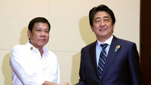 Nhật Bản muốn “giữ chân” Philippines trong vấn đề Biển Đông - 1 Tổng thống Rodrigo Duterte (phải) bắt tay Thủ tướng Shinzo Abe tại cuộc gặp bên lề hội nghị thượng đỉnh ASEAN tại Lào hồi tháng 9 (Ảnh: EPA)
