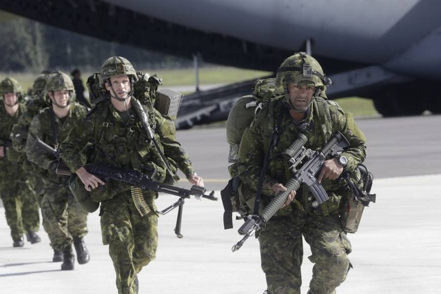 NATO sẽ huy động lực lượng quân đội hùng hậu nhất tới sát nách Nga - 1 Các binh sĩ thuộc Lữ đoàn Không vận 173 tập trận tại căn cứ quân sự ở Latvia (Ảnh: Reuters)