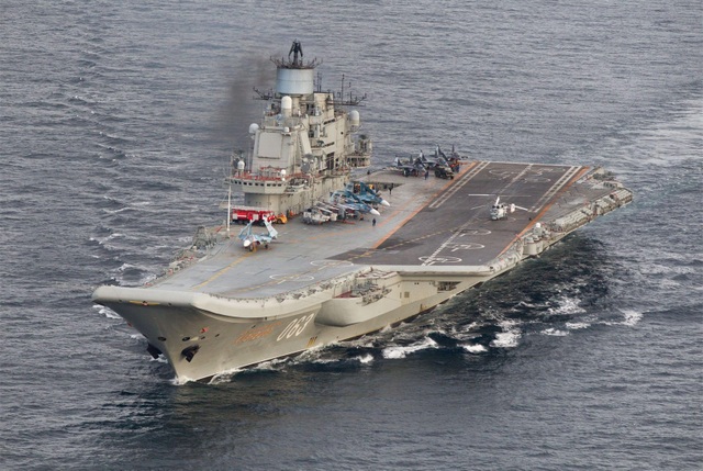 Tàu sân bay Đô đốc Kuznetsov của Nga đi qua vùng biển quốc tế ngoài khơi Na Uy ngày 17/10. (Ảnh: Reuters)