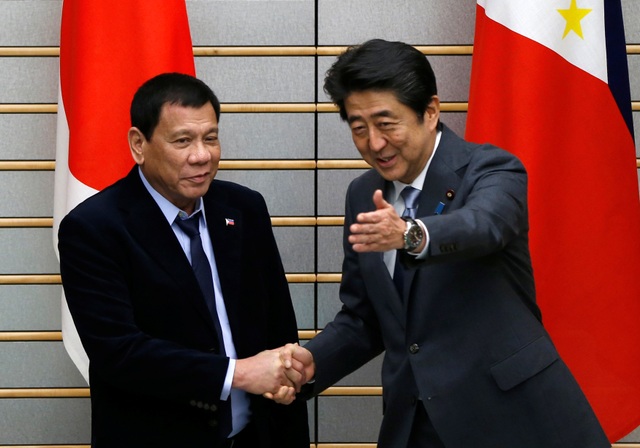 Tổng thống Philippines Rodrigo Duterte (trái) và Thủ tướng Nhật Bản Shinzo Abe trong cuộc gặp tại Tokyo ngày 26/10 (Ảnh: Reuters)