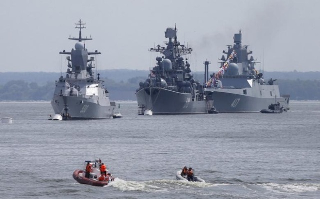 Các tàu khu trục và tàu hộ mang tên lửa của Nga ở khu vực Kaliningrad (Ảnh: Reuters)