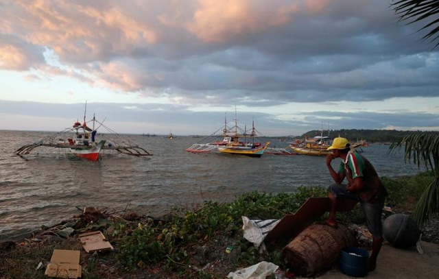Trung Quốc nói tình hình ở bãi cạn Scarborough không thay đổi - 1 Các tàu cá Philippines trở về nơi neo đậu sau chuyến đánh bắt tại bãi cạn Scarborough (Ảnh: Reuters)