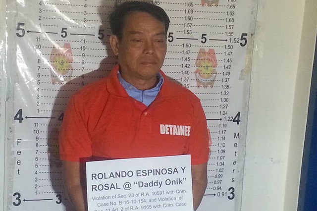 Thị trưởng Philippines bị bắn chết khi chịu án ma túy trong tù - 1 Rolando Espinosa tại sở cảnh sát (Ảnh: ABS News)