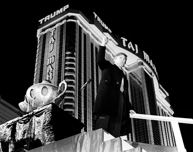 Khi lịch sử nước Mỹ gọi tên tỷ phú Donald Trump - 2 Năm 1990, ông Trump khai trương sòng bạc Trump Taj Mahal ở Atlantic City, bang New Jersey. Đây là sòng bạc “khủng” nhất tại Mỹ lúc bấy giờ, trị giá khoảng 1,1 tỷ USD. (Ảnh: Charles Rex)