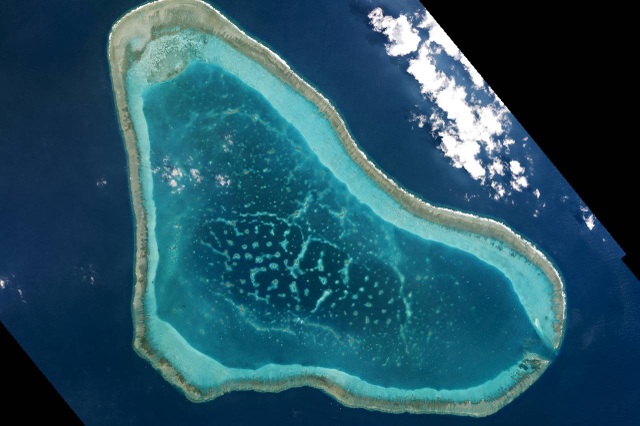 Đại sứ Philippines nói Trung Quốc tuân thủ phán quyết Biển Đông - 1 Bãi cạn Scarborough trên Biển Đông (Ảnh: Reuters)