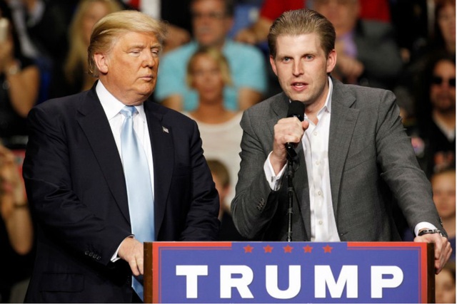 Đại gia đình của Tổng thống đắc cử Donald Trump - 9 Eric Trump, 32 tuổi, là con thứ ba của ông Trump trong cuộc hôn nhân với người vợ đầu tiên. Giống như anh trai, Eric Trump cũng đang là phó giám đốc điều hành Tập đoàn Trump. Eric hiện quản lý thương hiệu rượu vang Trump Winery ở Virginia và giám sát các câu lạc bộ golf của cha mình. Năm 2006, quý tử nhà Trump lập ra Quỹ từ thiện Eric Trump, tổ chức quyên góp từ thiện cho các trẻ em mắc bệnh hiểm nghèo tại một bệnh viện nghiên cứu. (Reuters)
