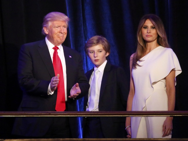 Barron Trump, 10 tuổi, là người con duy nhất của tỷ phú Donald Trump với người vợ hiện tại, Melania Trump. Vì là người nhỏ tuổi nhất trong số 5 người con của ông Trump nên Barron ít khi xuất hiện trên sân khấu vận động tranh cử của cha mình. Barron được cho là có khả năng giao tiếp thành thạo tiếng Slovenia, tiếng mẹ đẻ của bà Melania. (Ảnh: Reuters)