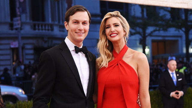 Đại gia đình của Tổng thống đắc cử Donald Trump - 8 Jared Kushner, chồng của Ivanka Trump, là con trai của một nhà kinh doanh bất động sản có tiếng ở New York đồng thời là chủ sở hữu của tờ báo tuần Observer trong 10 năm qua tại Mỹ. Cả hai kết hôn vào năm 2009 và có 3 người con. (Ảnh: REX)