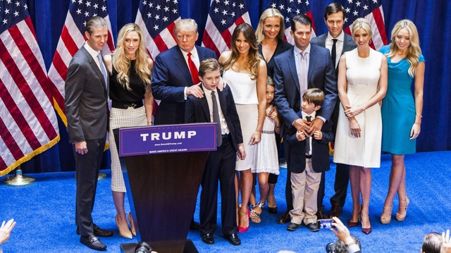 Đại gia đình của tổng thống đắc cử Donald Trump gồm 5 con đẻ, 3 con dâu, rể và 8 cháu. Các thành viên trong gia đình luôn có mặt trong các sự kiện quan trọng trong chiến dịch tranh cử của ông Trump và là nguồn cổ vũ tinh thần to lớn cho ứng viên đảng Cộng hòa. (Ảnh: Heavy)