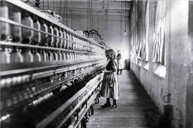 Bức ảnh “Bé gái trong nhà máy dệt sợi” do Lewis Hine, nhiếp ảnh gia chuyên chụp ảnh điều tra của Ủy ban Lao động Trẻ em Quốc gia Mỹ, chụp năm 1908. Lewis Hine thường xuyên phải giả danh là người làm nhiều công việc khác nhau để tìm cách tiếp cận gần 2 triệu trẻ em bị bóc lột sức lao động trong các xí nghiệp, nhà xưởng, mỏ khoáng sản và chụp ảnh cũng như lưu lại thông tin trong một cuốn sổ bí mật. Những bức ảnh của ông đã gây được tiếng vang lớn, giúp thức tỉnh xã hội về tình trạng lao động trẻ em và dẫn đến sự ra đời của các đạo luật điều chỉnh. Theo đó, số lượng lao động trẻ em đã giảm xuống còn một nửa từ năm 1910 đến 1920.
