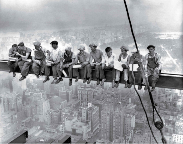 
Bức ảnh có tên gọi “Bữa trưa trên tòa nhà chọc trời” được chụp vào năm 1932 nhưng chưa rõ tác giả của bức ảnh. Bức ảnh chụp 11 công nhân xây dựng bình thản ngồi ăn trưa, đọc báo, hút thuốc và tán gẫu với nhau trên một thanh xà trên công trường ở độ cao hơn 250m tại Manhattan, Mỹ. Bức ảnh này được chụp trên tầng 69 của tòa nhà RCA đi tiên phong trong các tòa nhà chọc trời ở Mỹ, cũng là bức ảnh quảng cáo cho các dự án xây dựng tổ hợp nhà cao tầng thời bấy giờ.
