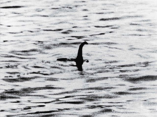 Bức ảnh “Quái vật hồ Loch Ness” được cho là do bác sĩ người Anh Robert Wilson chụp lại trong lúc đi nghỉ mát tại hồ Loch Ness vào năm 1934. Bức ảnh này sau đó đã trở thành một trong những hình ảnh nổi tiếng nhất về một loài sinh vật chưa thể xác định được tại hồ Loch Ness, Scotland. Tuy nhiên, tính xác thực của bức ảnh đến nay vẫn chưa được công nhận và sự tồn tại của quái vật ở hồ Loch Ness cũng vẫn là chủ đề gây tranh cãi.