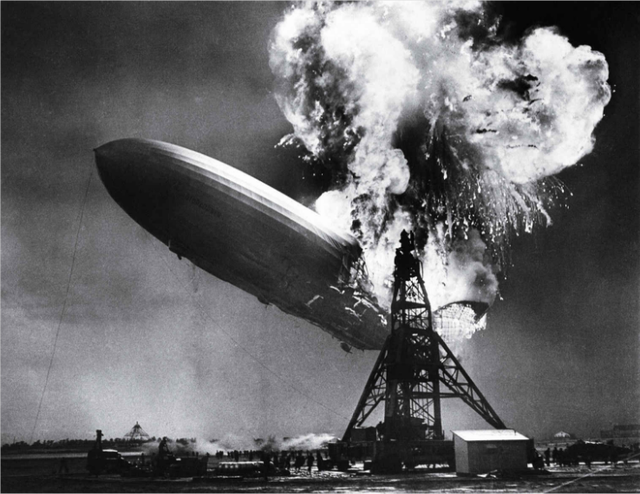 Bức ảnh “Thảm họa Hindenburg” do Sam Shere chụp năm 1937, ghi lại khoảnh khắc khinh khí cầu nổi tiếng LZ 129 Hindenburg bỗng nhiên phát nổ và lao xuống đất tại bang New Jersey, Mỹ trong chuyến bay khởi hành từ Frankfurt, Đức. Vụ tai nạn khiến 36 người thiệt mạng và khiến công chúng mất niềm tin vào loại hình hàng không khí cầu.
