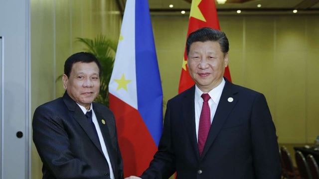 Trung Quốc cam kết để ngư dân Philippines vào bãi cạn Scarborough - 1 Tổng thống Rodrigo Duterte (trái) và Chủ tịch Tập Cận Bình trong cuộc hội đàm tại Peru hôm 19/11 (Ảnh: Tân Hoa Xã)