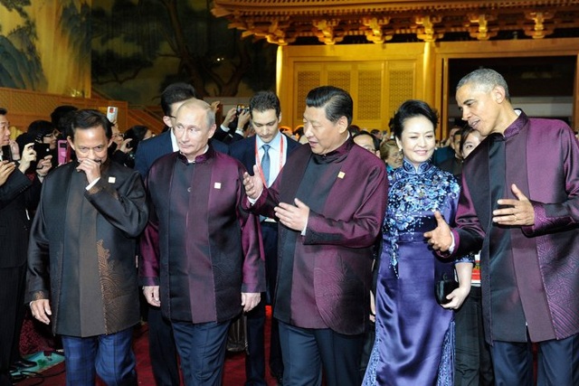 
Tại hội nghị APEC 2014 do Trung Quốc đăng cai, nguyên thủ các nước đã mặc áo cổ tàu đặc trưng của nước chủ nhà trong buổi chụp hình tập thể. (Từ trái qua phải) Quốc vương Brunei Hassanal Bolkiah, Tổng thống Nga Vladimir Putin, Chủ tịch Trung Quốc Tập Cận Bình, Đệ nhất phu nhân Trung Quốc Bành Lệ Viên và Tổng thống Mỹ Barack Obama (Ảnh: Reuters)
