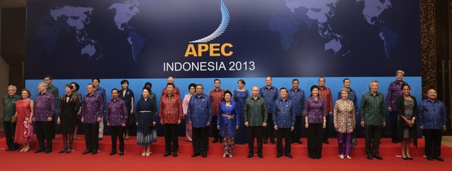 Trang phục độc đáo của lãnh đạo dự APEC qua các năm - 3 Là nước chủ nhà của APEC 2013, Indonesia đã chọn trang phục truyền thống làm từ vải endek của người Bali với những gam màu sặc sỡ để lãnh đạo các nước mặc trong buổi chụp ảnh lưu niệm. (Ảnh: Washington Post)