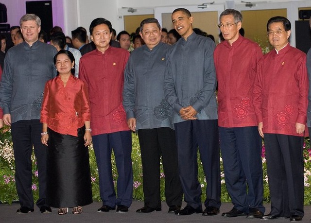Tổng thống, Chủ tịch nước của các quốc gia thành viên APEC trong bộ đồng phục chụp ảnh tại hội nghị APEC 2009 ở Singapore. (Ảnh: AFP)