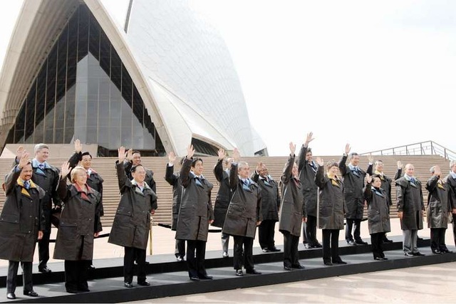 Lãnh đạo các nước mặc áo khoác Drizabone của Australia trong hội nghị APEC tại Sydney năm 2007 (Ảnh: Straitstime)