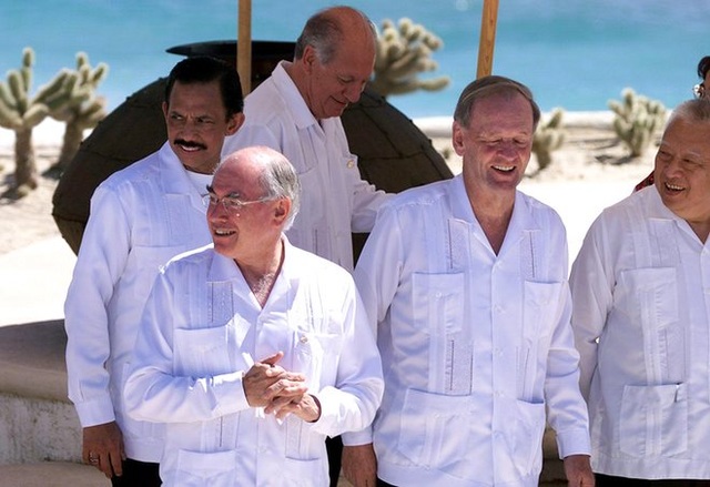 Tại hội nghị APEC 2002 ở Mexico, các nhà lãnh đạo đã mặc áo sơ mi trắng nhiều túi trong khi tham dự buổi chụp ảnh lưu niệm chung. (Ảnh: Getty)