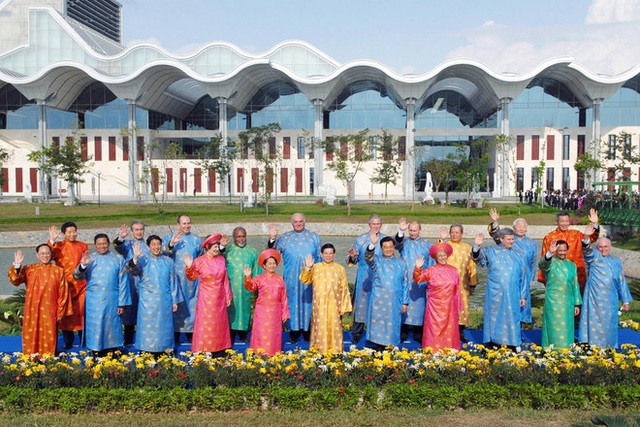 Chủ tịch nước Nguyễn Minh Triết chụp ảnh cùng các vị lãnh đạo trong trang phục áo dài truyền thống của Việt Nam tại hội nghị APEC 2006 ở thủ đô Hà Nội (Ảnh: AFP)