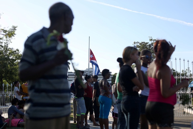 Rất nhiều người dân Cuba tại thành phố Santiago đã đứng chờ sẵn bên ngoài nghĩa trang để được vào viếng vị Tổng tư lệnh kính yêu của mình.