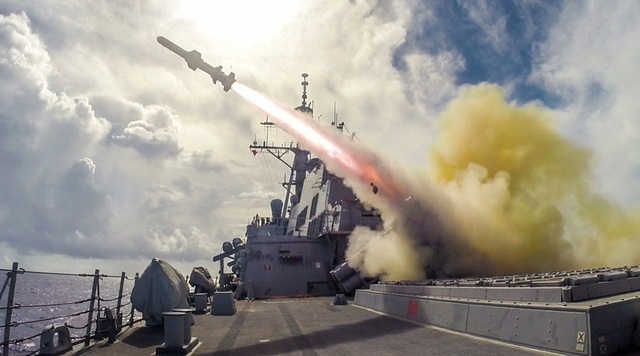 Mỹ thông qua dự thảo ngân sách quốc phòng hơn 600 tỷ USD - 1 Tàu khu trục USS Fitzgerald của Mỹ phóng tên lửa trong một cuộc tập trận ở Guam (Ảnh: RT)