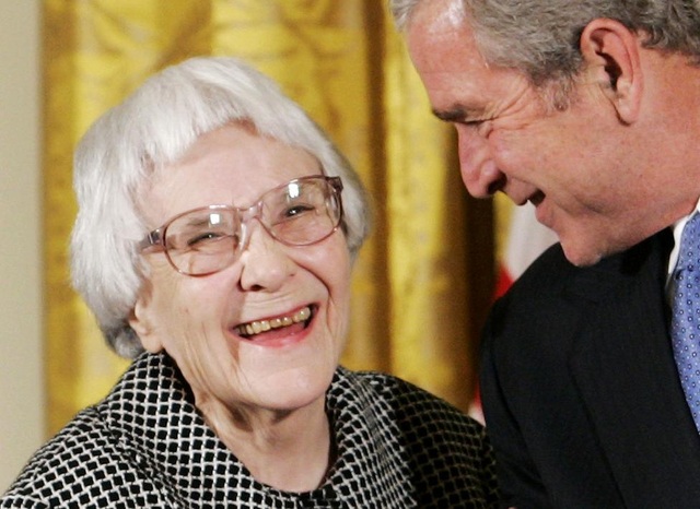 Những tên tuổi gạo cội mãi mãi ra đi trong năm 2016 - 9
Nhà văn Harper Lee, tác giả của tiểu thuyết nổi tiếng “Giết con chim nhại” qua đời ở tuổi 89.