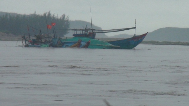 Nhiều tàu cá của ngư dân Quảng Bình đã bị nước cuốn ra biển