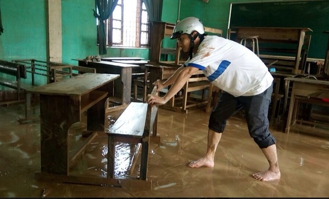 Quảng Bình gượng dậy sau cơn lũ lịch sử - 11 Các giáo viên và học sinh Trường THCS Văn Hoá lau chùi bàn ghế và phòng học sau lũ