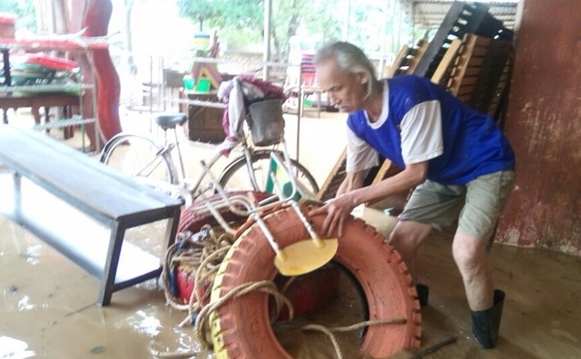 Quảng Bình gượng dậy sau cơn lũ lịch sử - 12 Phụ huynh học sinh Trường mầm non Văn Hoá giúp dọn dẹp, phụ ke bàn ghế và soạn sửa lại để giúp trường sớm ổn định tình hình