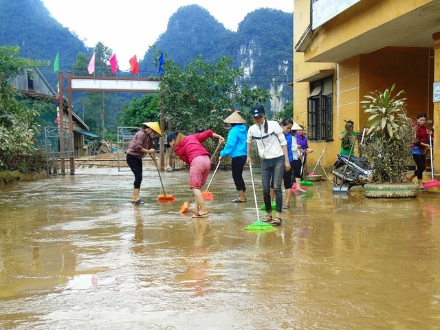 Người dân vùng “rốn lũ” bơ phờ sau cơn lũ lịch sử - 14 Người dân vùng “rốn lũ” bơ phờ sau cơn lũ lịch sử - 14