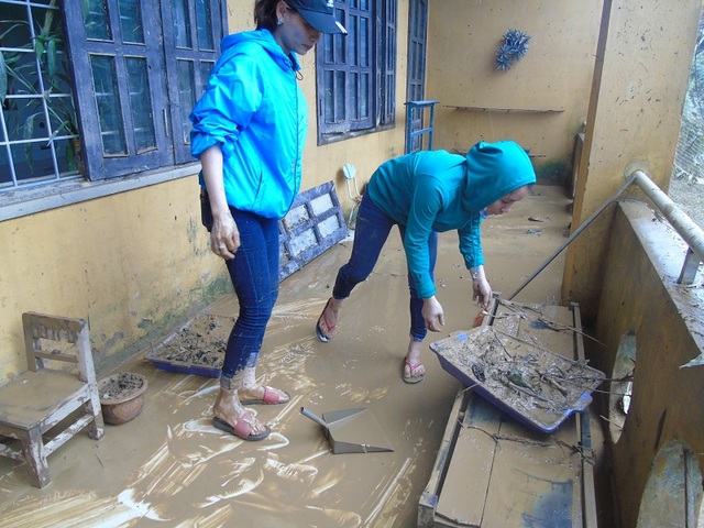 Người dân vùng “rốn lũ” bơ phờ sau cơn lũ lịch sử - 6 Trường học bùn đất nhầy nhụa (Ảnh: Tiến Thành)