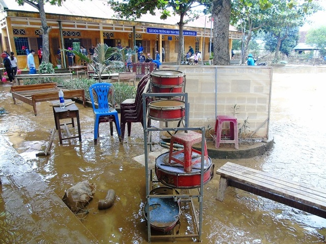 Người dân vùng “rốn lũ” bơ phờ sau cơn lũ lịch sử - 15 Người dân vùng “rốn lũ” bơ phờ sau cơn lũ lịch sử - 15