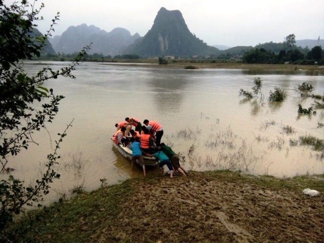 Người dân vùng “rốn lũ” bơ phờ sau cơn lũ lịch sử - 1 PV Dân trí chuẩn bị lên ca nô vượt dòng sông dữ để tiến vào vùng rốn lũ Tân Hoá (Ảnh: Tiến Thành)