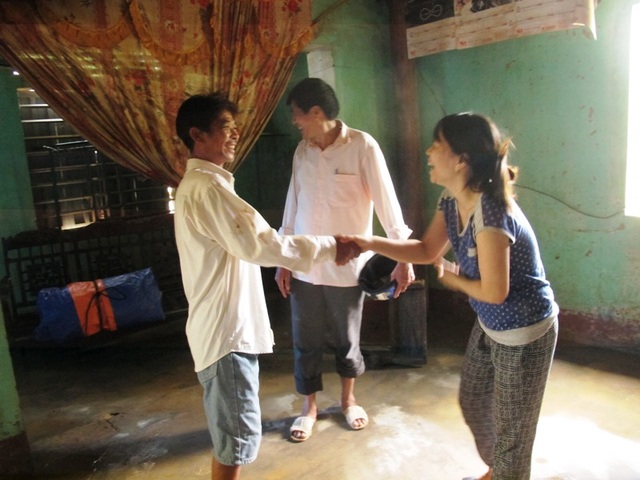 Gặp người hùng giữa đêm chèo thuyền vượt lũ đi cứu người - 2 Chị Hoàng Thị Lan gặp lại ân nhân của mình (Ảnh: Phú Dương)