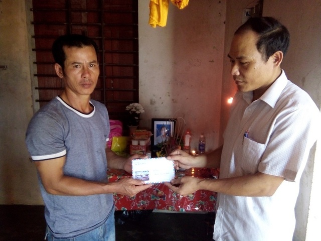 Quỹ Nhân ái hỗ trợ 2 triệu đồng đến mỗi gia đình có người gặp nạn trong mưa lũ tại Quảng Bình - 4 Chia sẻ mất mát với gia đình anh Phạm Văn Thường có con là Phạm Thị Khánh Ngọc không may gặp nạn