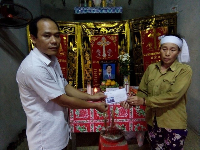 Quỹ Nhân ái hỗ trợ 2 triệu đồng đến mỗi gia đình có người gặp nạn trong mưa lũ tại Quảng Bình - 5 Trao tiền hỗ trợ cho hai gia đình nạn nhân Nguyễn Văn Thương.