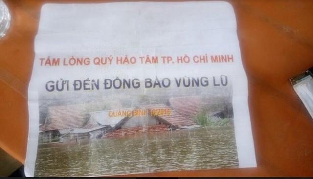 Phong bì của đoàn cứu trợ ở TP Hồ Chí Minh phát cho 40 hộ dân thôn Trung Thôn ngày 22/10 (Ảnh: Tiến Thành)