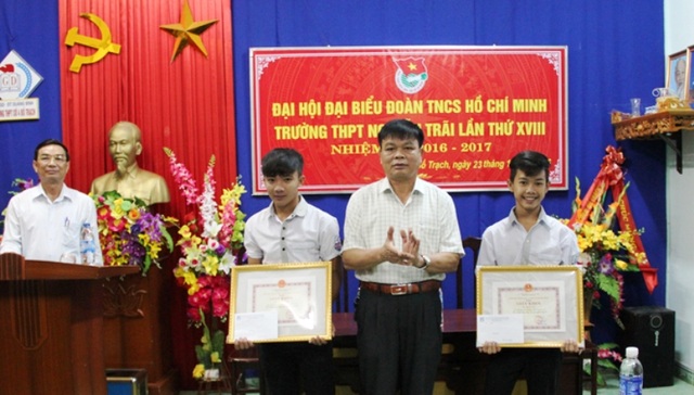 Khen thưởng 2 học sinh dũng cảm cứu người trong lũ - 1 Sở GD-ĐT Quảng Bình vừa ken thưởng cho 2 em học sinh là Hồ Văn Thành, học sinh lớp 12A6 và Hồ Văn Đức, học sinh lớp 11A5, Trường THPT Nguyễn Trãi, huyện Bố Trạch vì đã dũng cảm cứu người trong lũ (Ảnh: Báo Q.B).