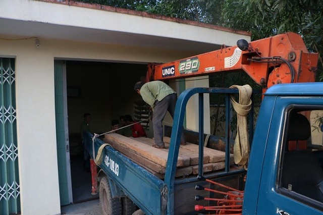 Giám đốc Sở dùng kho cơ quan để cất giữ gỗ trái phép - 2 Vì không có giấy tờ hợp pháp, đoàn kiểm tra đã lập biên bản vi phạm hành chính và tạm giữ lô gỗ này. (Ảnh Q.N)