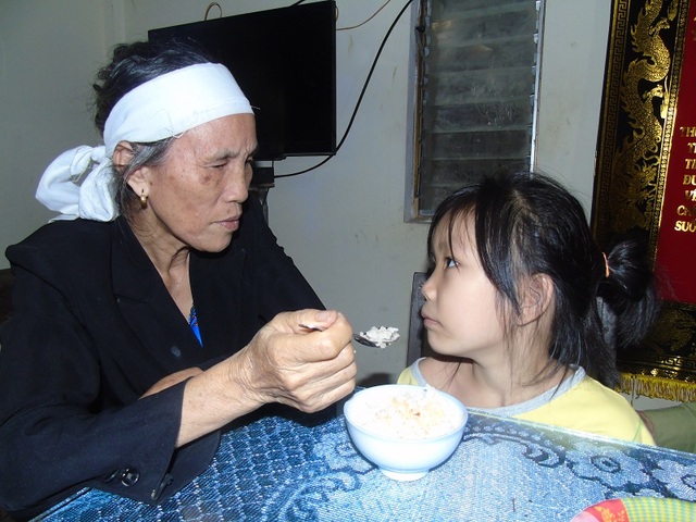 Từ ngày mẹ mất, bé Thanh Vân rất buồn, ít ăn và đêm ngủ hay gọi mẹ