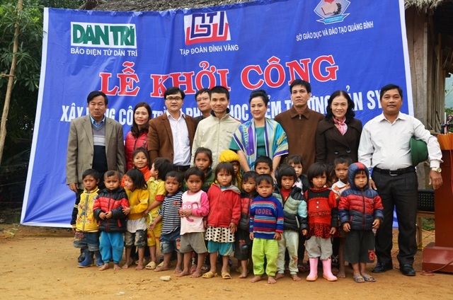 Niềm vui ngày khởi công xây dựng phòng học Dân trí tại Quảng Bình - 8 Đoàn chụp hình lưu niệm với các em học sinh mầm non tại bản Sy