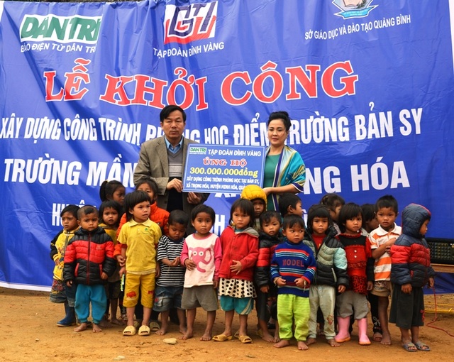 Niềm vui ngày khởi công xây dựng phòng học Dân trí tại Quảng Bình - 4 Bà Nguyễn Kim Thúy, Chủ tịch kiêm Tổng Giám đốc tập đoàn Đỉnh Vàng trao tiền tài trợ xây dựng phòng học ở bản Sy