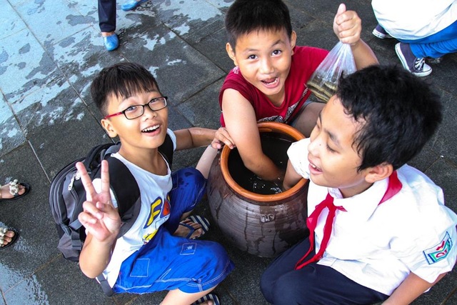 Tìm lại tuổi thơ qua lễ hội “Rước trăng chơi phố 2016” - 4 Tìm lại tuổi thơ qua lễ hội “Rước trăng chơi phố 2016” - 4