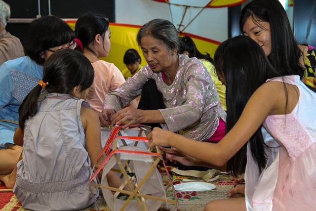 Tìm lại tuổi thơ qua lễ hội “Rước trăng chơi phố 2016” - 6 Tìm lại tuổi thơ qua lễ hội “Rước trăng chơi phố 2016” - 6