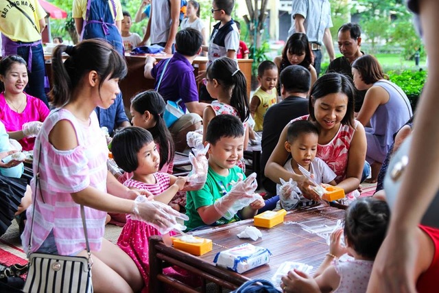 Tìm lại tuổi thơ qua lễ hội “Rước trăng chơi phố 2016” - 7 Tìm lại tuổi thơ qua lễ hội “Rước trăng chơi phố 2016” - 7