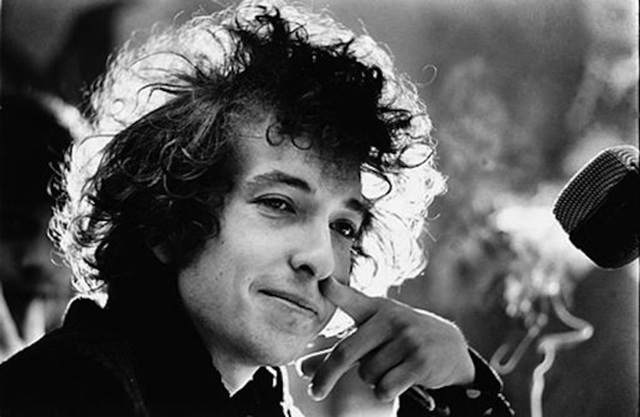 Bob Dylan: Nhạc sĩ đầu tiên trong lịch sử đoạt… Nobel Văn học - 3 Thực tế, Bob Dylan đã luôn xuất hiện trong danh sách những cái tên được kỳ vọng nhận giải Nobel Văn học