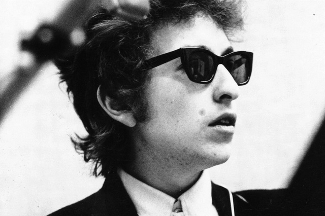 Bob Dylan: Nhạc sĩ đầu tiên trong lịch sử đoạt… Nobel Văn học - 1 Trong sự nghiệp hoạt động nghệ thuật trải dài hơn nửa thế kỷ của mình, Bob Dylan cũng có vài lần cầm bút sáng tác văn chương