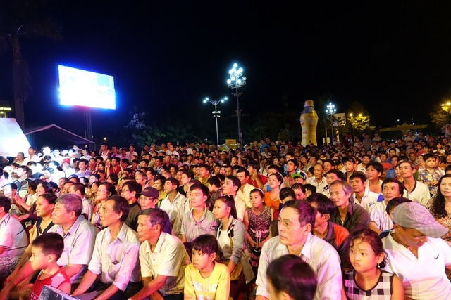 Miền đất võ Quảng Ngãi sôi động với những trận đại chiến Võ cổ truyền - 2 Quảng trường Phạm Văn Đồng hầu như không còn một chỗ trống trong suốt hai đêm tranh tài